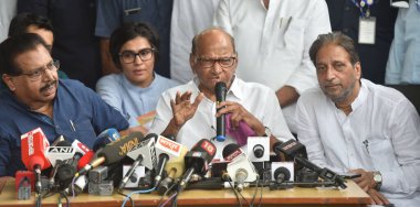 NEW DELHI INDIA 6 Temmuz 2023 NCP başkanı Sharad Pawar ve Parti Genel Sekreterleri ve liderleri, 6 Temmuz 2023 tarihinde Sonu Mehta Hindustan Times tarafından Yeni Delhi 'deki evinde toplandıktan sonra basın mensuplarına seslendi.