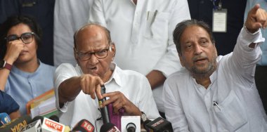 NEW DELHI INDIA 6 Temmuz 2023 NCP başkanı Sharad Pawar ve Parti Genel Sekreterleri ve liderleri, 6 Temmuz 2023 tarihinde Sonu Mehta Hindustan Times tarafından Yeni Delhi 'deki evinde toplandıktan sonra basın mensuplarına seslendi.