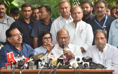 NEW DELHI INDIA 6 Temmuz 2023 NCP başkanı Sharad Pawar ve Parti Genel Sekreterleri ve liderleri, 6 Temmuz 2023 tarihinde Sonu Mehta Hindustan Times tarafından Yeni Delhi 'deki evinde toplandıktan sonra basın mensuplarına seslendi.