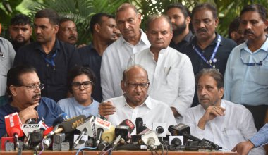 NEW DELHI INDIA 6 Temmuz 2023 NCP başkanı Sharad Pawar ve Parti Genel Sekreterleri ve liderleri, 6 Temmuz 2023 tarihinde Sonu Mehta Hindustan Times tarafından Yeni Delhi 'deki evinde toplandıktan sonra basın mensuplarına seslendi.