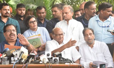 NEW DELHI INDIA 6 Temmuz 2023 NCP başkanı Sharad Pawar ve Parti Genel Sekreterleri ve liderleri, 6 Temmuz 2023 tarihinde Sonu Mehta Hindustan Times tarafından Yeni Delhi 'deki evinde toplandıktan sonra basın mensuplarına seslendi.