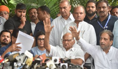 NEW DELHI INDIA 6 Temmuz 2023 NCP başkanı Sharad Pawar ve Parti Genel Sekreterleri ve liderleri, 6 Temmuz 2023 tarihinde Sonu Mehta Hindustan Times tarafından Yeni Delhi 'deki evinde toplandıktan sonra basın mensuplarına seslendi.