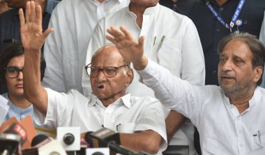 NEW DELHI INDIA 6 Temmuz 2023 NCP başkanı Sharad Pawar ve Parti Genel Sekreterleri ve liderleri, 6 Temmuz 2023 tarihinde Sonu Mehta Hindustan Times tarafından Yeni Delhi 'deki evinde toplandıktan sonra basın mensuplarına seslendi.