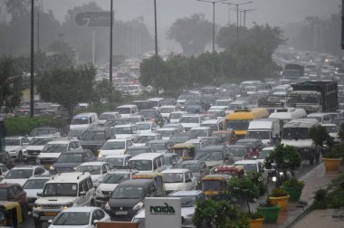 NoIDA INDIA 6 Temmuz 2023 Noida Büyük Noida otoyolunda yoğun yağış sırasında yoğun trafik sıkışıklığı. 6 Temmuz 2023 Noida Hindistan Fotoğrafı: Sunil Ghosh Hindustan Times 