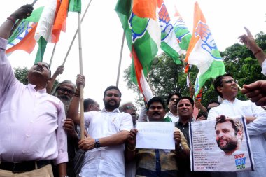 YENİ DELHI INDIA 7 HAZİRAN 2023 Delhi Kongre Başkanı Anil Chaudhary ve parti çalışanları, Gujarat Yüksek Mahkemesi 'nin Gandharat' ın mahkumiyetini durdurma talebiyle Gandhi reddedildikten sonra AICC genel merkezi önünde parti lideri Rahul Gandand 'ın desteğini dile getirdiler. 