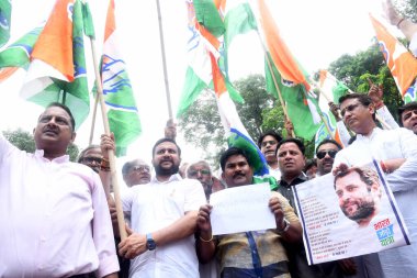 YENİ DELHI INDIA 7 HAZİRAN 2023 Delhi Kongre Başkanı Anil Chaudhary ve parti çalışanları, Gujarat Yüksek Mahkemesi 'nin Gandharat' ın mahkumiyetini durdurma talebiyle Gandhi reddedildikten sonra AICC genel merkezi önünde parti lideri Rahul Gandand 'ın desteğini dile getirdiler. 
