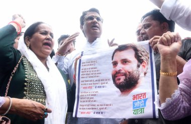 YENİ DELHI INDIA 7 HAZİRAN 2023 Delhi Kongre Başkanı Anil Chaudhary ve parti çalışanları, Gujarat Yüksek Mahkemesi 'nin Gandharat' ın mahkumiyetini durdurma talebiyle Gandhi reddedildikten sonra AICC genel merkezi önünde parti lideri Rahul Gandand 'ın desteğini dile getirdiler. 
