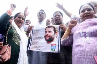 YENİ DELHI INDIA 7 HAZİRAN 2023 Delhi Kongre Başkanı Anil Chaudhary ve parti çalışanları, Gujarat Yüksek Mahkemesi 'nin Gandharat' ın mahkumiyetini durdurma talebiyle Gandhi reddedildikten sonra AICC genel merkezi önünde parti lideri Rahul Gandand 'ın desteğini dile getirdiler. 
