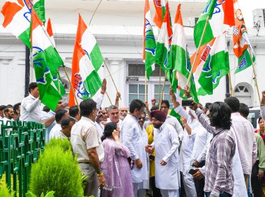 YENİ DELHI INDIA 7 Haziran 2023 DPCC başkanı Anil Chaudhary parti çalışanları ile birlikte, Gujarat Yüksek Mahkemesi 'nin Gandhi' ye hakaret davasında mahkumiyet talebini geri çekmesi üzerine AICC genel merkezinde Rahul Gandhi 'ye destek için sloganlar attı. 