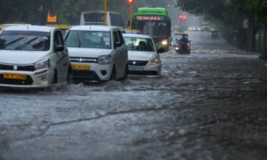 NEW DELHI INDIA 8 Temmuz 2023 Trafik Firozshah Yolu 'ndaki yoğun yağmurdan sonra 8 Temmuz 2023 tarihinde Yeni Delhi Hindistan' da Cuma ve Cumartesi gecesi şiddetli yağmur yağdı.
