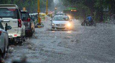 NEW DELHI INDIA 8 Temmuz 2023 Trafik Firozshah Yolu 'ndaki yoğun yağmurdan sonra 8 Temmuz 2023 tarihinde Yeni Delhi Hindistan' da Cuma ve Cumartesi gecesi şiddetli yağmur yağdı.