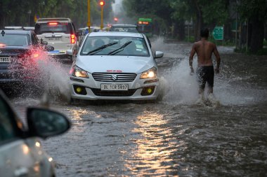 NEW DELHI INDIA 8 Temmuz 2023 Trafik Firozshah Yolu 'ndaki yoğun yağmurdan sonra 8 Temmuz 2023 tarihinde Yeni Delhi Hindistan' da Cuma ve Cumartesi gecesi şiddetli yağmur yağdı.