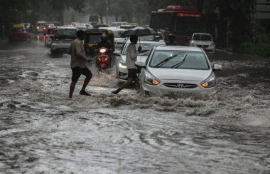 NEW DELHI INDIA 8 Temmuz 2023 Trafik Firozshah Yolu 'ndaki yoğun yağmurdan sonra 8 Temmuz 2023 tarihinde Yeni Delhi Hindistan' da Cuma ve Cumartesi gecesi şiddetli yağmur yağdı.