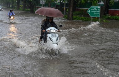 NEW DELHI INDIA 8 Temmuz 2023 Trafik Firozshah Yolu 'ndaki yoğun yağmurdan sonra 8 Temmuz 2023 tarihinde Yeni Delhi Hindistan' da Cuma ve Cumartesi gecesi şiddetli yağmur yağdı.