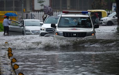 NEW DELHI INDIA 8 HAZİRAN 2023 Trafik, 8 Temmuz 2023 tarihinde Hindistan Yüksek Mahkemesi 'nde yağan şiddetli yağmurlar sonrasında, Cuma ve Cumartesi gecesi Yeni Delhi' de şiddetli yağmur yağdı.