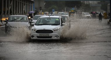 Yeni DELHI INDIA 8 Temmuz 2023 Şiddetli yağmurların ardından şehir Pragati Meydan 'da 8 Temmuz 2023' te Yeni Delhi Hindistan 'da trafik yoğun yağmurlara maruz kaldı.