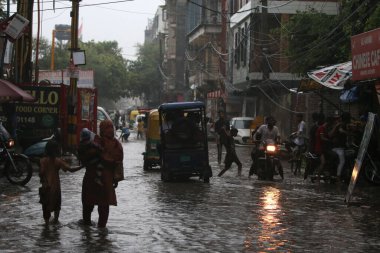 YENİ DELHI INDIA 8 HAZİRAN 2023 Ağır muson yağmurlarının ardından 8 Temmuz 2023 'te Şeheen Bagh' ta sular altında kaldıktan sonra Yeni Delhi 'de Delhi NCR, Cuma ve Cumartesi gecesi şiddetli yağmurlarla sırılsıklam oldu.