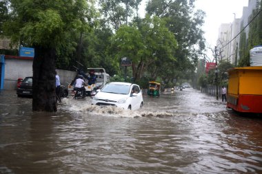 YENİ DELHI INDIA 8 HAZİRAN 2023 Yoğun muson yağmurlarının ardından 8 Temmuz 2023 'te Julena bölgesindeki Holy Family Hastanesi yakınlarında sular altında kaldı.