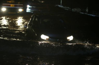 NEW DELHI INDIA 8 HAZİRAN 2023 Şiddetli muson yağmurlarının ardından Sarita Vihar Okhla Endüstriyel Alanı 'nda 8 Temmuz 2023 tarihinde sular altında kaldıktan sonra Yeni Delhi Hindistan NCR, Cuma ve Cumartesi gecesi şiddetli yağmurla ıslandı.