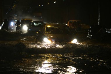 NEW DELHI INDIA 8 HAZİRAN 2023 Şiddetli muson yağmurlarının ardından Sarita Vihar Okhla Endüstriyel Alanı 'nda 8 Temmuz 2023 tarihinde sular altında kaldıktan sonra Yeni Delhi Hindistan NCR, Cuma ve Cumartesi gecesi şiddetli yağmurla ıslandı.