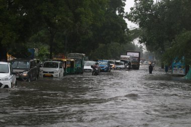 NEW DELHI INDIA 8 HAZİRAN 2023 Mathura yolunda şiddetli muson yağmurlarının ardından 8 Temmuz 2023 tarihinde Yeni Delhi Hindistan 'da Nehru yer üstgeçidini bağlayan yol sular altında kaldı.