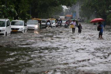 NEW DELHI INDIA 8 HAZİRAN 2023 Mathura yolunda şiddetli muson yağmurlarının ardından 8 Temmuz 2023 tarihinde Yeni Delhi Hindistan 'da Nehru yer üstgeçidini bağlayan yol sular altında kaldı.
