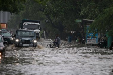 NEW DELHI INDIA 8 HAZİRAN 2023 Mathura yolunda şiddetli muson yağmurlarının ardından 8 Temmuz 2023 tarihinde Yeni Delhi Hindistan 'da Nehru yer üstgeçidini bağlayan yol sular altında kaldı.
