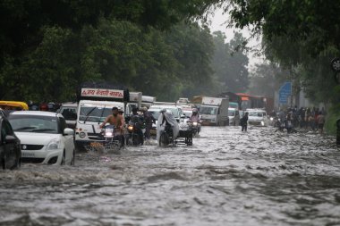 NEW DELHI INDIA 8 HAZİRAN 2023 Mathura yolunda şiddetli muson yağmurlarının ardından 8 Temmuz 2023 tarihinde Yeni Delhi Hindistan 'da Nehru yer üstgeçidini bağlayan yol sular altında kaldı.