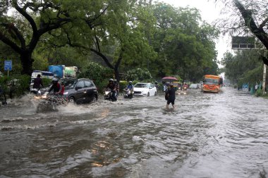 NEW DELHI INDIA 8 HAZİRAN 2023 Mathura yolunda şiddetli muson yağmurlarının ardından 8 Temmuz 2023 tarihinde Yeni Delhi Hindistan 'da Nehru yer üstgeçidini bağlayan yol sular altında kaldı.