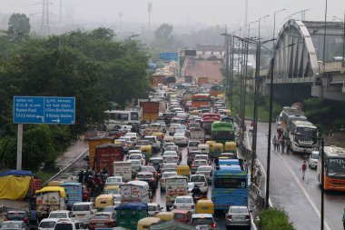 NEW DELHI INDIA 8 Temmuz 2023 'ten sonra Sarai Kale Khan' da 8 Temmuz 2023 'te şiddetli yağmur trafiği sıkışıklığından sonra Yeni Delhi' de Delhi NCR Cuma ve Cumartesi gecesi şiddetli yağmura boğuldu.