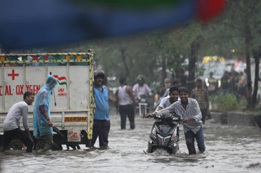 NEW DELHI INDIA 8 Temmuz 2023 Rohtak Yolu 'nda 8 Temmuz 2023' te şiddetli yağış sonrası sularda hareket ederken görüldü. Yeni Delhi 'de Delhi NCR, Cuma ve Cumartesi gecesi şiddetli yağmurla sırılsıklam olmuştu. 