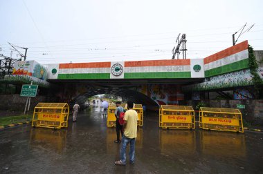 NEW DELHI INDIA 8 HAZİRAN 2023 Minto Köprüsü 'nün 8 Temmuz 2023 tarihinde Yeni Delhi' de sağanak yağış sonrasında kapanan görüntüsü...