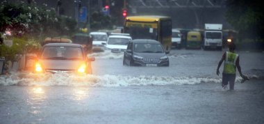 NEW DELHI INDIA 8 HAZİRAN 2023 Araçlar, 8 Temmuz 2023 tarihinde ITO yakınlarındaki Bahadurshah Zafar Marg 'da meydana gelen şiddetli yağış sonrasında, Cuma ve Cumartesi gecesi Delhi NCR şiddetli yağmurla ıslandı.