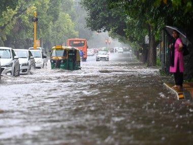 NEW DELHI INDIA 8 HAZİRAN 2023 Araçlar 8 Temmuz 2023 tarihinde Ferozshah Yolu 'nda yağmurlu suda yürüdü. Yeni Delhi' de Delhi NCR, Cuma ve Cumartesi gecesi şiddetli yağmurla ıslandı.