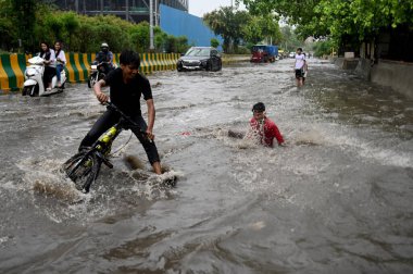 NOIDA İNDİYA 8 HAZİRAN 2023 GİRİŞLERİ, 8 Temmuz 2023 tarihinde Noida Hindistan 'da 62. Sektör' deki ağır su dolu bir yoldan geçiyor.