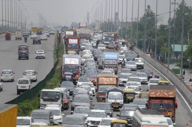 GURUGRAM INDIA 9 Temmuz 2023 Yoğun yağmur sonrası Delhi Gurugram otoyolunda görülen trafik sıkışıklığı 9 Temmuz 2023 tarihinde Gurugram Hindistan 'da Delhi NCR yoğun yağmurla sırılsıklam olmuştur.