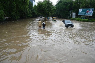 9 Temmuz 2023 'te Gurugram Hindistan' da Tau Devi Lal Stadyumu yakınlarındaki 38. bölgedeki muson yağmurları sırasında 9 Temmuz 2023 'te sular altında kalan araçlar yoğun yağmur altında kaldı.