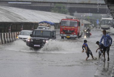 GURUGRAM INDIA 9 Temmuz 2023 Rajiv Chowk yakınlarındaki Gurugram Sohna yolunda, 9 Temmuz 2023 'te Hindistan' ın Gurugram şehrinde ağır muson yağmurları altında ilerleyen araçlar, Cuma Sa 'nın ilk gecesinde şiddetli yağmur altında kalmıştır.