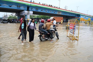 GURUGRAM INDIA 9 HAZİRAN 2023 Sadar Polis Merkezi yakınlarındaki Subhash Chowk 'ta 9 Temmuz 2023 tarihinde Hindistan Gurugram Delhi NCR' de bir su manzarası Cuma ve Pazar gecesi şiddetli yağmurla ıslandı. 