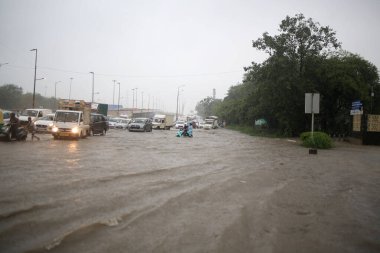 NEW DELHI INDIA 9 Temmuz 2023 'ten sonra Indraprastha Parkı yakınlarındaki Ring Road' da 9 Temmuz 2023 'te şiddetli muson yağmurları su altında kaldıktan sonra Yeni Delhi' de Delhi NCR cumartesi ve pazar gecesi şiddetli yağmurlara boğuldu.