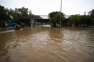 NEW DELHI INDIA 9 Temmuz 2023 Bhairav Marg altgeçidi 9 Temmuz 2023 tarihinde Yeni Delhi 'de muson yağmurları sonrası yoğun yağmurlara maruz kaldı. Delhi NCR, Cuma ve Pazar akşamları şiddetli yağmurlara maruz kaldı.