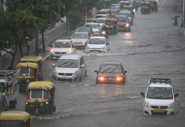 NEW DELHI INDIA 9 Temmuz 2023 Pragati Meydan yakınlarında 9 Temmuz 2023 tarihinde Yeni Delhi Hindistan 'da bir gece yarısı ve pazar gecesi yoğun yağmur yağdı.