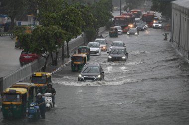 NEW DELHI INDIA 9 Temmuz 2023 Pragati Meydan yakınlarında 9 Temmuz 2023 tarihinde Yeni Delhi Hindistan 'da bir gece yarısı ve pazar gecesi yoğun yağmur yağdı.