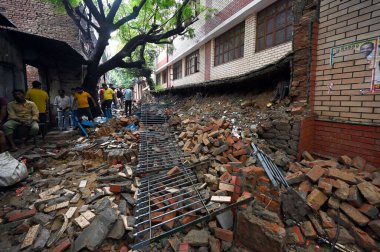 YENİ DELHI INDIA 9 Temmuz 2023 Garhi 'deki bir devlet okulu duvarının yıkılması üzerine 9 Temmuz 2023' te Yeni Delhi 'deki muson yağmurları üzerine Cumartesi gecesi Delhi NCR şiddetli yağmurla ıslandı.