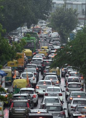 NEW DELHI INDIA 9 HAZİRAN 2023 Aurobindo Marg 'da 9 Temmuz 2023 tarihinde Yeni Delhi' de yoğun bir sağanak altında yoğun bir trafik sıkışıklığı görüldü.