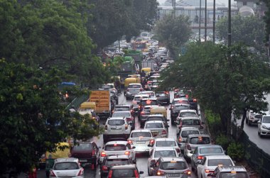 NEW DELHI INDIA 9 HAZİRAN 2023 Aurobindo Marg 'da 9 Temmuz 2023 tarihinde Yeni Delhi' de yoğun bir sağanak altında yoğun bir trafik sıkışıklığı görüldü.