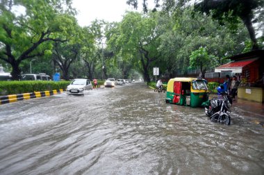 NEW DELHI INDIA 9 HAZİRAN 2023 Shahjahan Yolu 'nda 9 Temmuz 2023 tarihinde şiddetli yağmurlar altında, Cumartesi ve Pazar gecelerinde Delhi NCR şiddetli yağmurlarla sırılsıklam olmuştu.