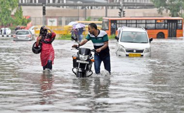 NEW DELHI INDIA 9 Temmuz 2023 Hindistan Yüksek Mahkemesi yakınlarında 9 Temmuz 2023 'te Hindistan Anayasa Mahkemesi' nin yakınlarındaki yoğun yağmurlar sırasında, Cumartesi ve Pazar gecesi Delhi NCR şiddetli yağmurla sırılsıklam olmuştu.