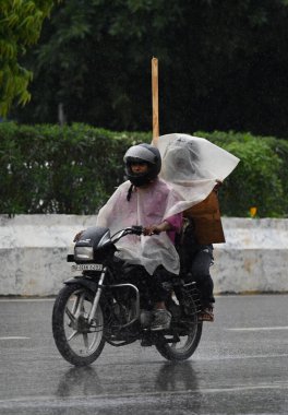 9 Temmuz 2023 'te Noida Hindistan' da 38. bölgedeki yoğun yağmurlar sırasında görülen NOIDA INDIA 9 Temmuz 2023 Cumartesi ve Pazar gecelerinde Delhi NCR şiddetli yağmurlara boğuldu.