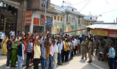 LUCKnow INDIA 9 Temmuz 2023 'te Ayodhya' daki Ram Tapınağı inşaatına bakmak için toplandı. 9 Temmuz 2023 'te Lucknow India Shri Ram Janmbhoomi Teerth Kshetra, Ram Tapınağı İnşaatı' nın ilerlemesini göstermek için bir medya turu düzenledi.
